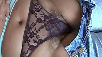 ARDIENTES 69 - LE EXCITA A MI ESPOSA MOSTRAR COMO SE LE VEN LOS PELOS POR FUERA DE SUS TANGAS