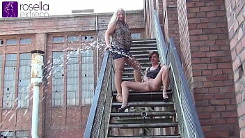 Dos chicas cachondas haciendo pis al aire libre, ¡frente a los espectadores!